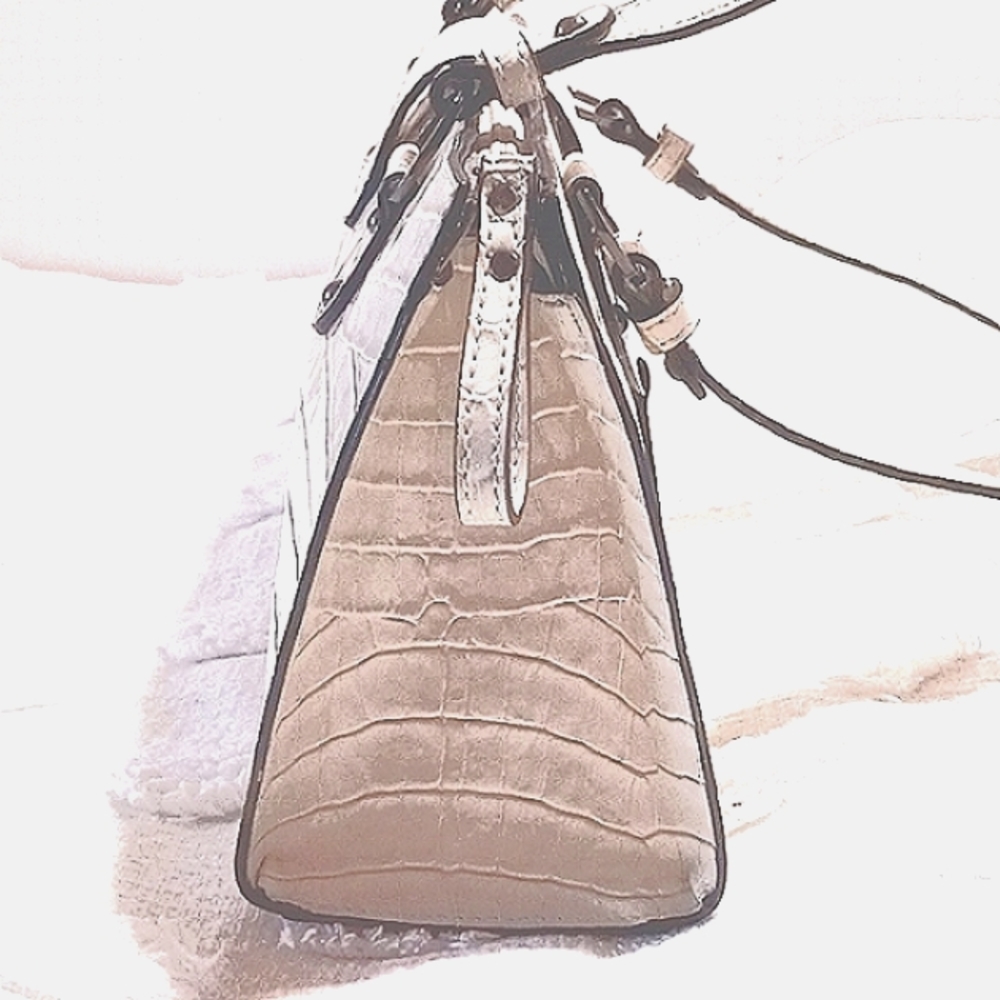 Gorgeous! 👑 GUESS Handbag  Faux Crocodile Design ⚜️ Patent Leather Look! - Picture 5 of 9